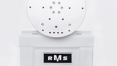 RMS Drehtisch – präziser Rotationstisch mit gelochter Kreisplatte und RMS-Typenschild auf weißem Gehäuse