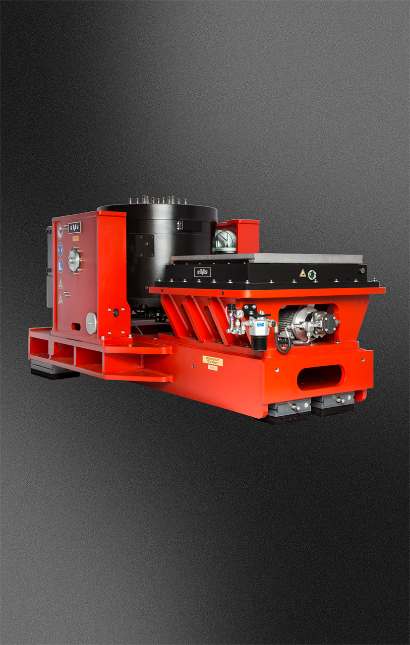Roter RMS-Gleittisch für dynamische Prüfanwendungen vor dunklem Hintergrund