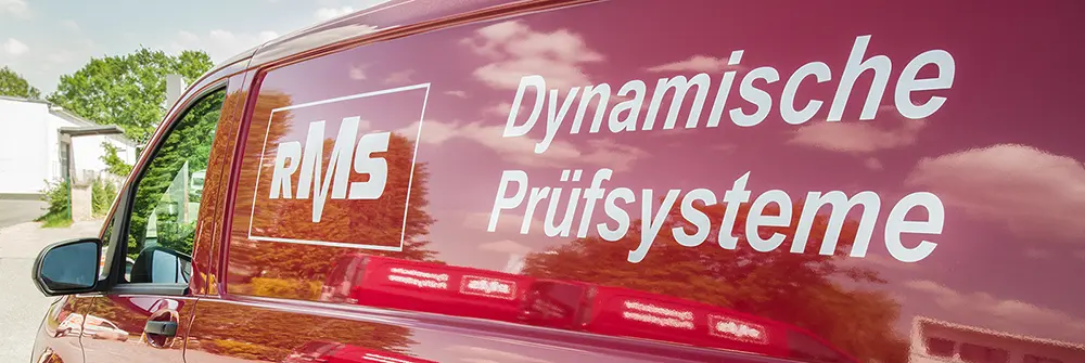 Nahaufnahme eines RMS-Servicefahrzeugs mit Firmenlogo und Schriftzug „Dynamische Prüfsysteme“