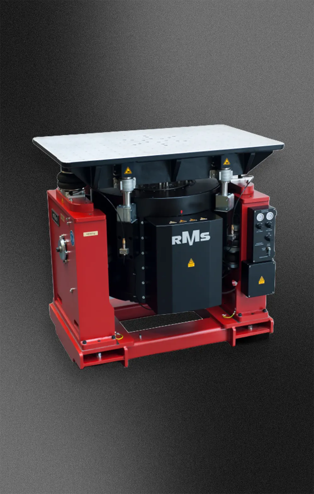 Rotes RMS-Prüfsystem mit schwarzem Zentralmodul und rechteckiger Prüfplatte vor dunklem Hintergrund