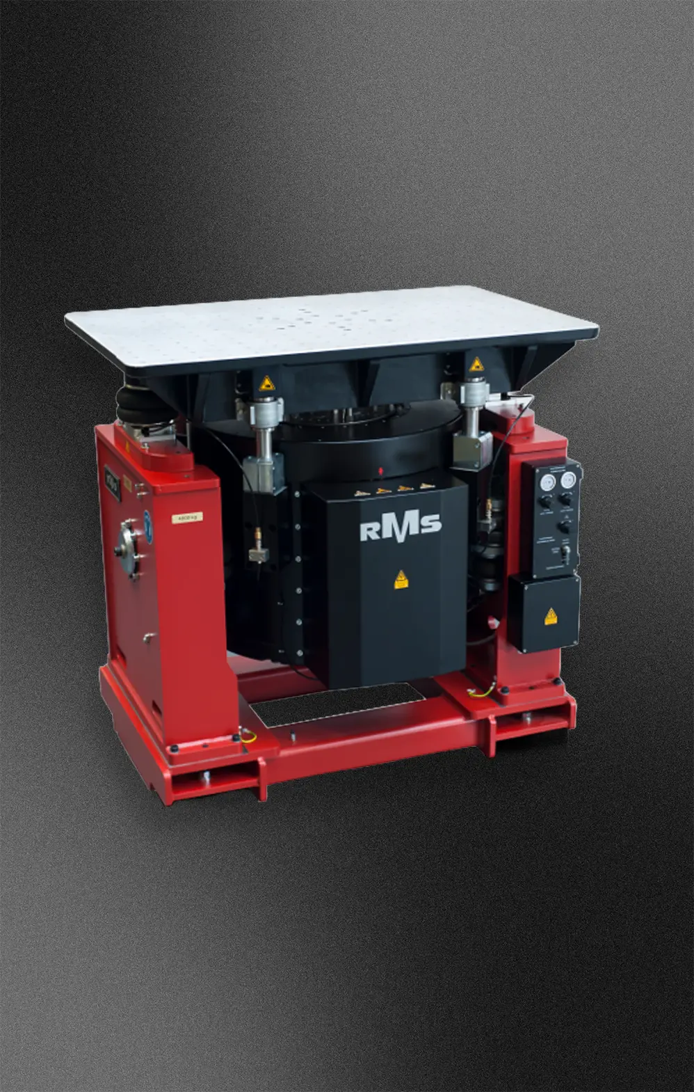 Rotes RMS-Prüfsystem mit schwarzem Zentralmodul und rechteckiger Prüfplatte vor dunklem Hintergrund