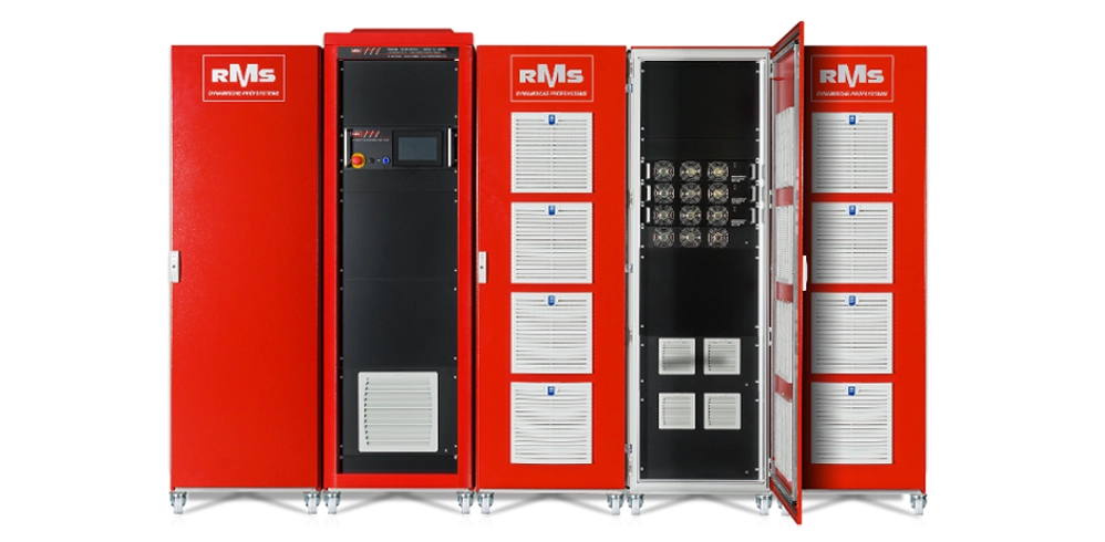 Reihe von fünf roten RMS Industrieschränken für dynamische Prüfsysteme, ein Schrank mit offener Tür und sichtbarer Rack-Hardware, auf weißem Hintergrund.