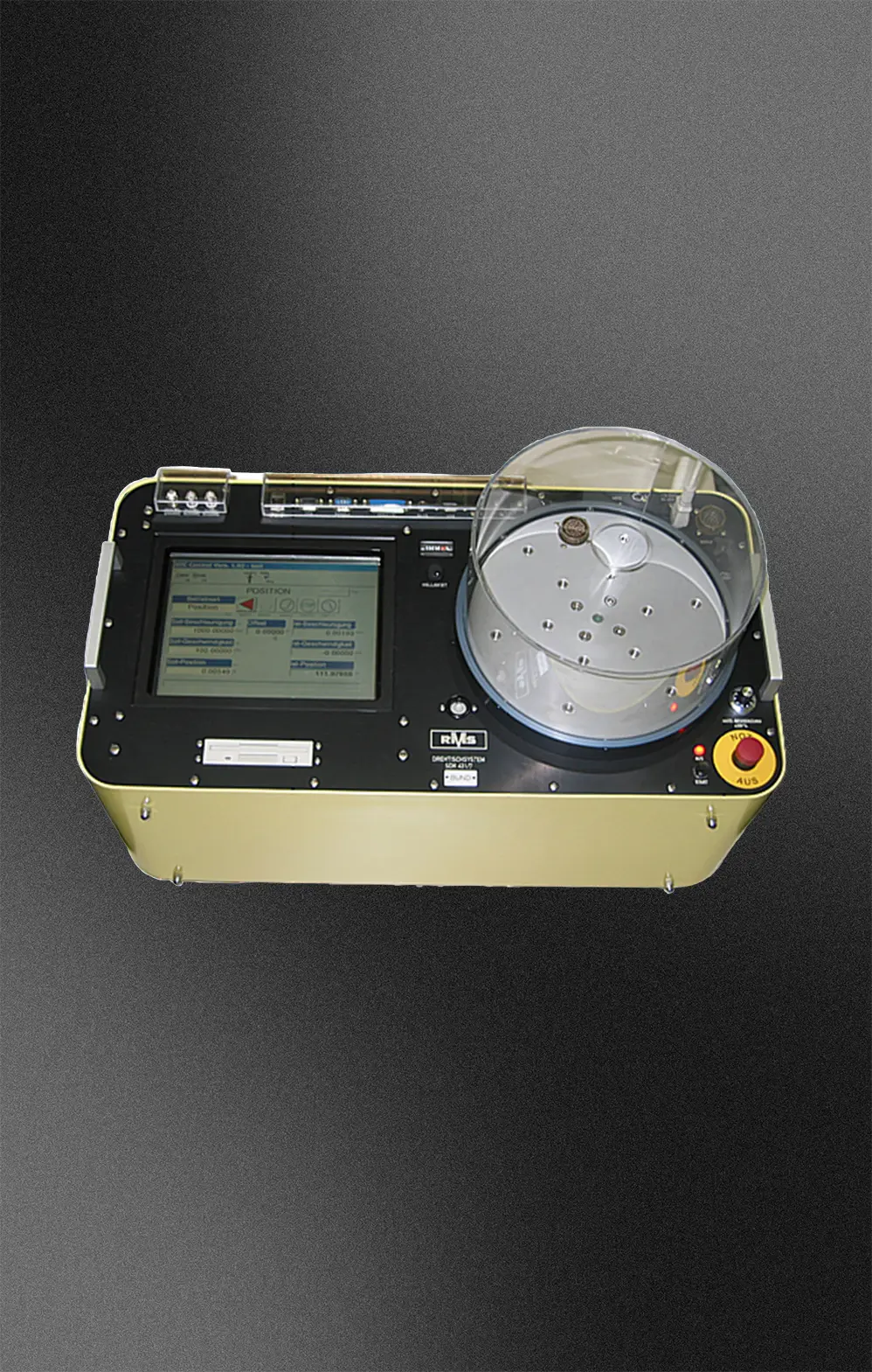 Kompakte RMS-Steuer- und Prüfeinheit mit Touchscreen und transparenter Schutzhaube vor dunklem Hintergrund