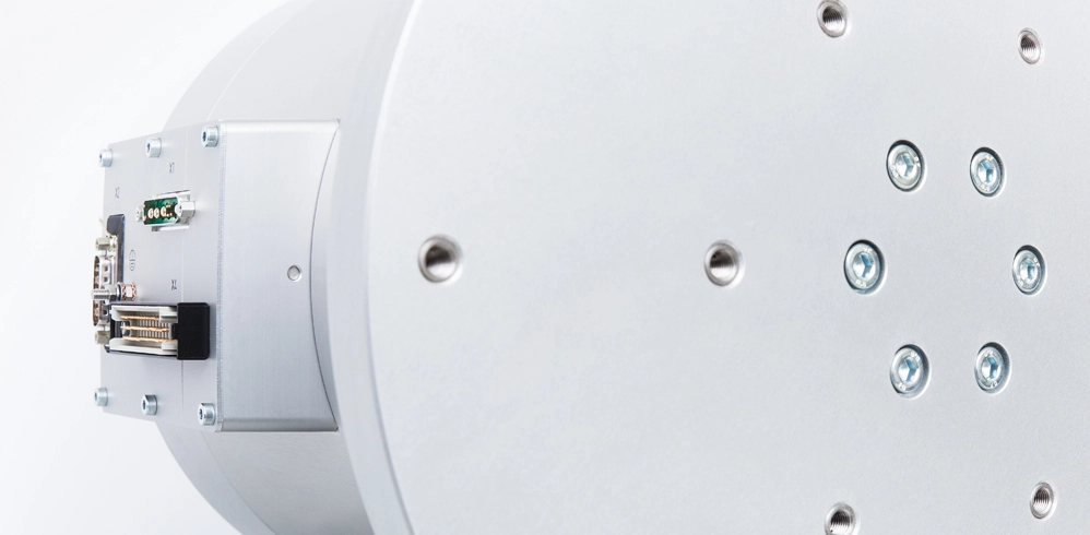 Detailaufnahme einer technischen Prüfanlage mit Anschlussmodul, Schraubverbindungen und präzise gefertigten Gewindebohrungen.