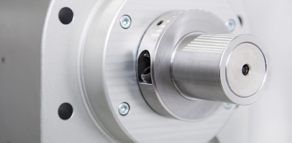 Nahaufnahme einer metallischen Antriebseinheit oder Prüfaufnahme an einer technischen Prüfanlage.